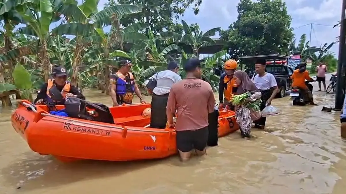 Sejumlah warga dievakuasi akibat banjir di Desa Trimulyo, Kecamatan Guntur, Kabupaten Demak, Jawa Tengah pada Jumat (3/4/2026). (dok:BPBD Demak)