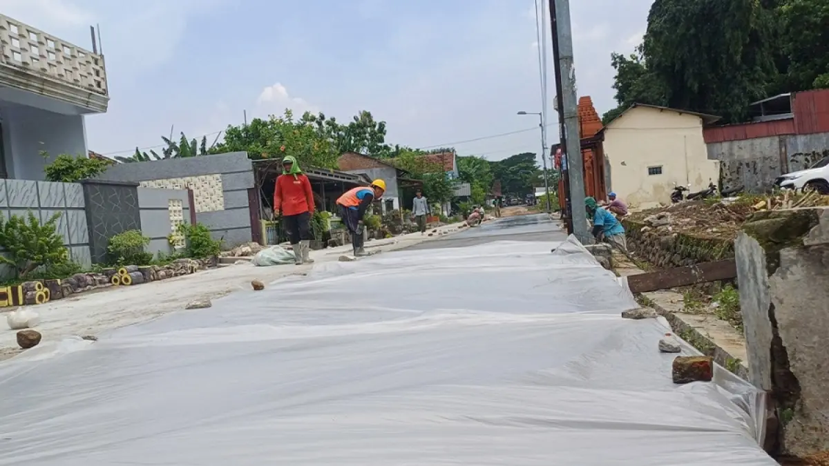 TERSAMBUNG: Pekerja merampungkan pembangunan jalan lingkungan di Dusun/Desa Kutorejo agar akses warga semakin lancar dan nyaman.