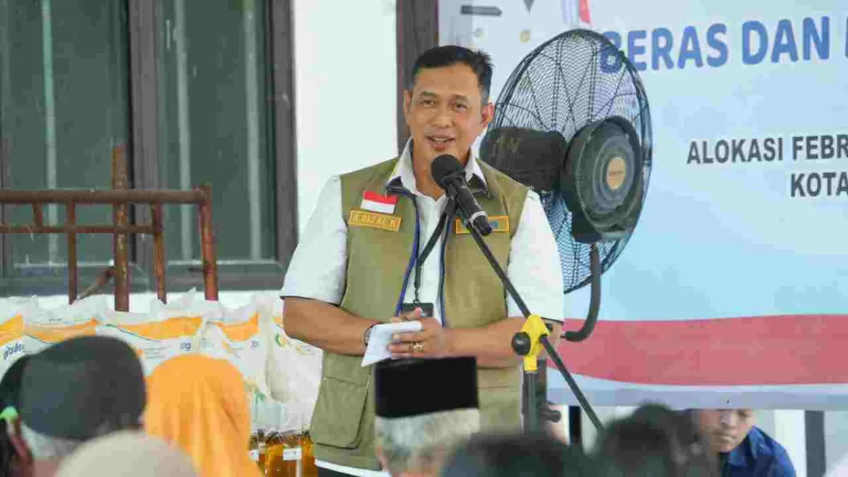 PROGRAM BERDAMPAK : Direktur Utama Perum BULOG, Dr. Ahmad Rizal Ramdhani, didampingi Pimwil Jatim Langgeng Wisnu A., Pimca Mojokerto Muhammad Husin, serta jajaran Forkopimda Kota Mojokerto memastikan penyaluran Bapang tepat sasaran di Kelurahan Gunung Gedangan, Kecamatan Magersari, Sabtu (4/4).