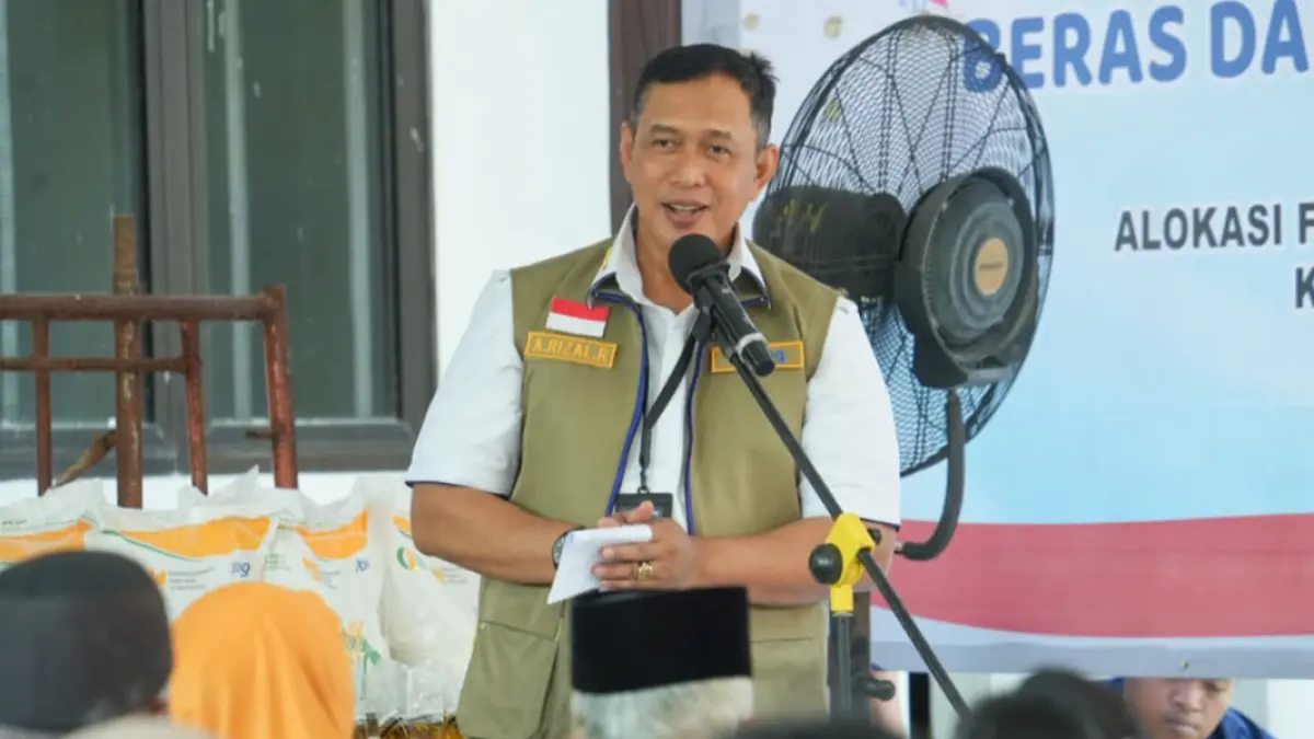 PROGRAM BERDAMPAK: Direktur Utama Perum Bulog Dr. Ahmad Rizal Ramdhani didampingi Pimwil Jatim Langgeng Wisnu A, Pimca Mojokerto Muhammad Husin, serta jajaran Forkopimda Kota Mojokerto memastikan penyaluran bahan pangan tepat sasaran di Kelurahan Gunung Gedangan, Kecamatan Magersari, Sabtu (4/4).