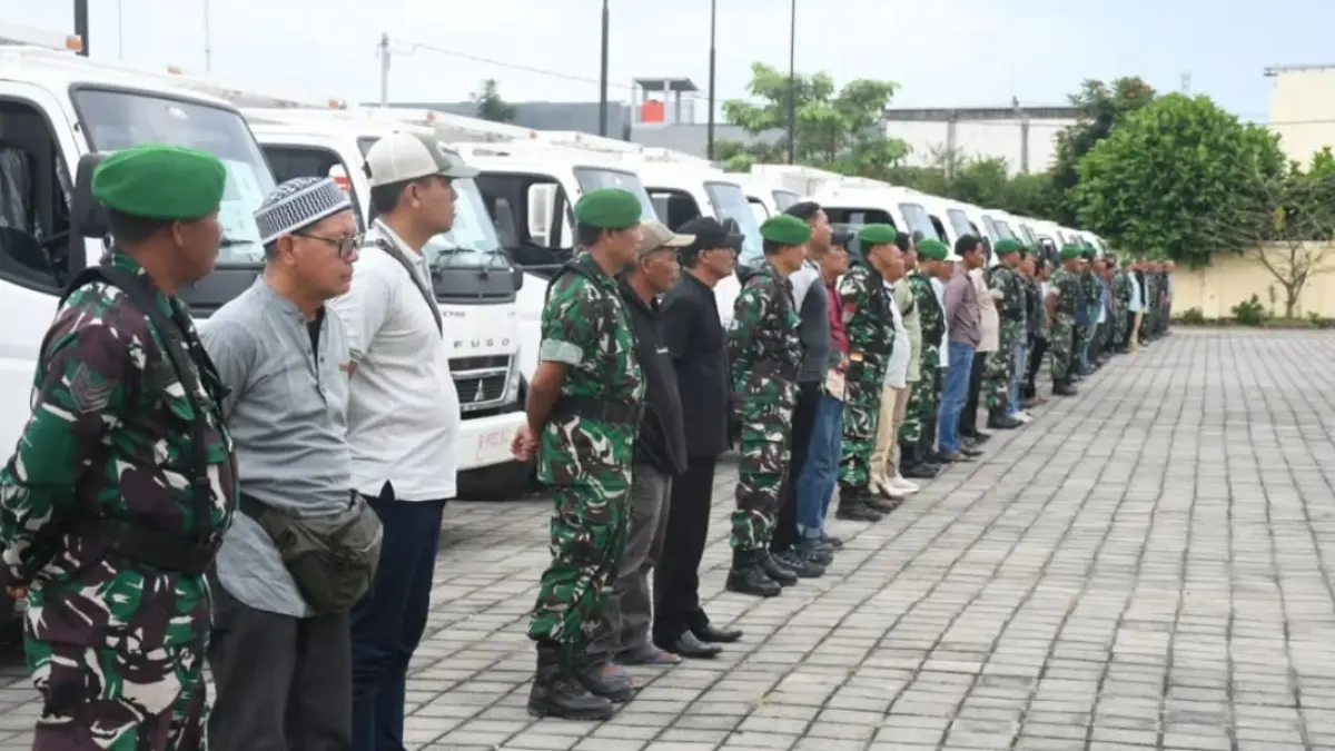 DISALURKAN: Kegiatan penyaluran truk KDMP ke 36 desa dan kelurahan di Mojokerto Raya yang berlangsung di GOR dan Seni Mojopahit, Kota Mojokerto, Sabtu (4/4). (OK-RIS/Foto// dok Kodim 0815/mojokerto)
