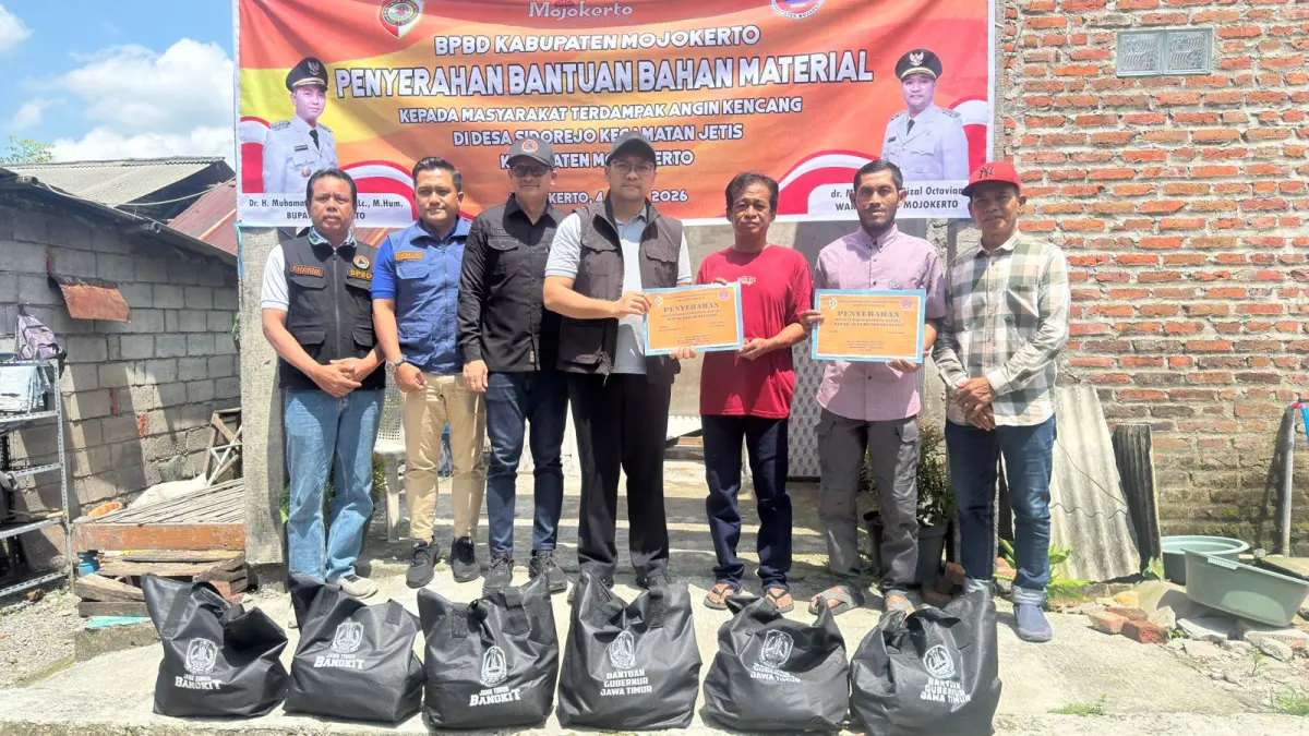 
DISALURKAN: Wabup Mojokerto dr. Muhammad. Rizal Octavian menyerahkan paket bantuan material untuk perbaikan konstruksi rumah warga terdampak angin kencang. (Ok-ris)
