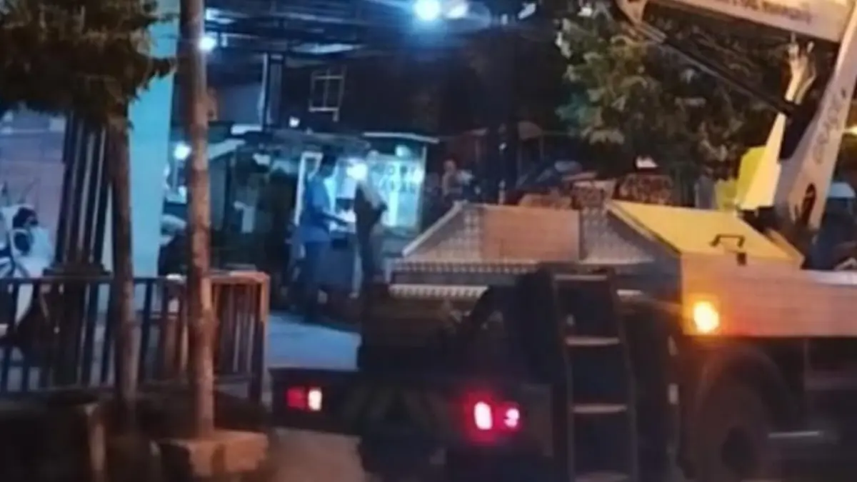 DITANGANI: Tim TRC DPRKP2 Kabupaten Mojokerto saat memperbaiki PJU di wilayah utara Sungai Brantas. (Ok-ris)