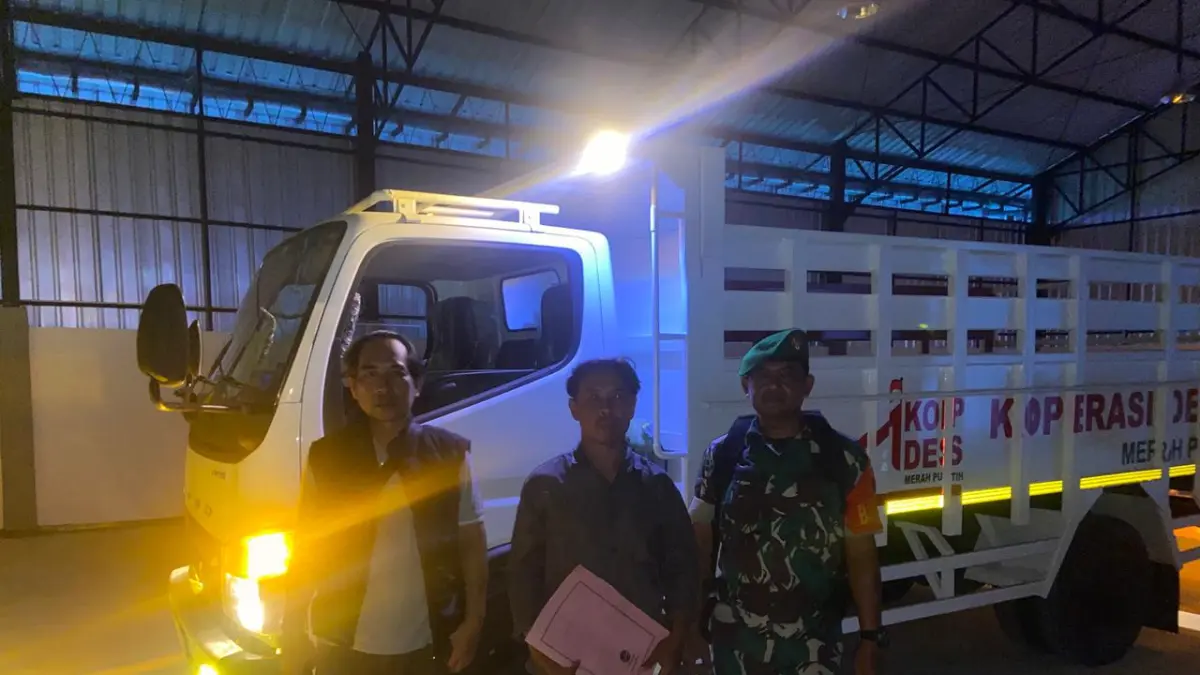 HARAPAN BARU: Kepala Desa Gunungsari Susanto bersama pengurus KDMP menerima bantuan truk logistik untuk operasional koperasi, Sabtu (4/4). Ok-ris