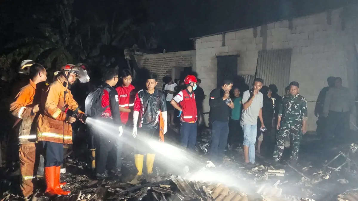 LUDES: Petugas damkar memadamkan api yang meludeskan rumah korban di Desa Penompo, Kecamatan Jetis, Kabupaten Mojokerto, Sabtu (4/4). Foto // vad. Ok-ris
