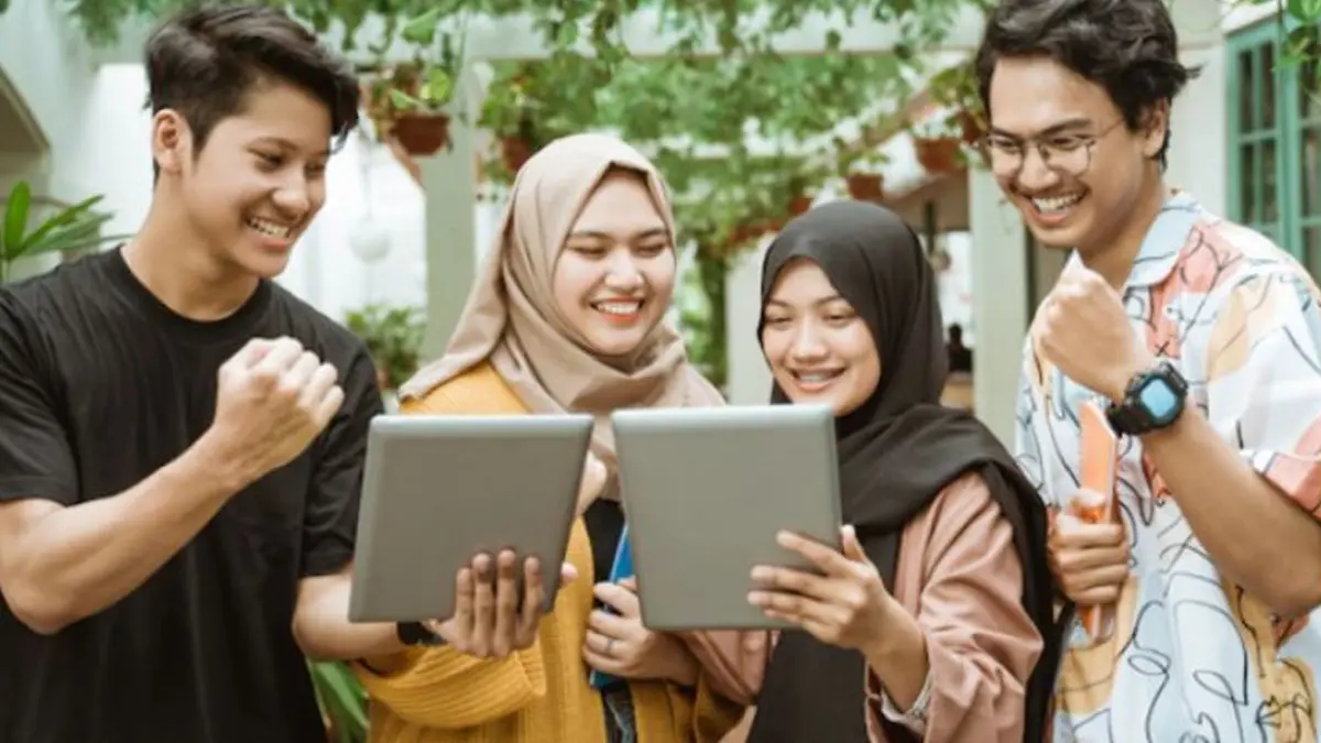 Media digital juga memengaruhi cara individu membangun identitas sosial.