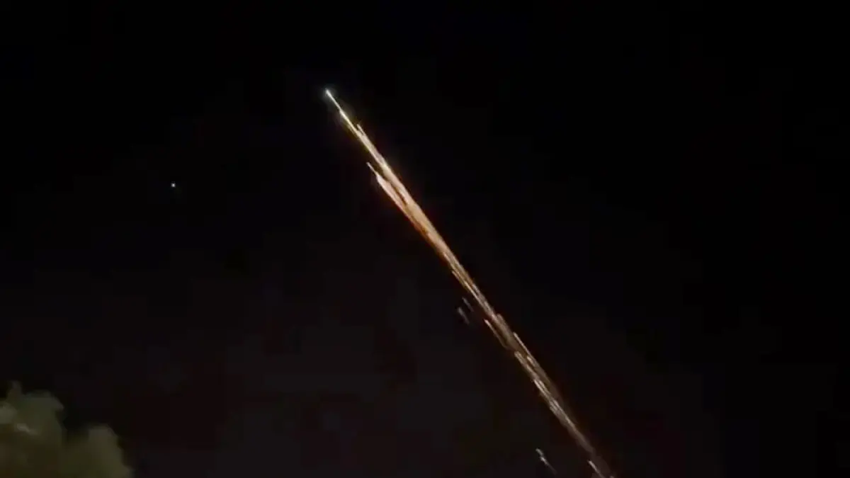 Penampakan benda bercahaya di langit Lampung yang viral di media sosial, diduga merupakan pecahan roket yang masuk kembali ke atmosfer. (sumber: ulasan.co)