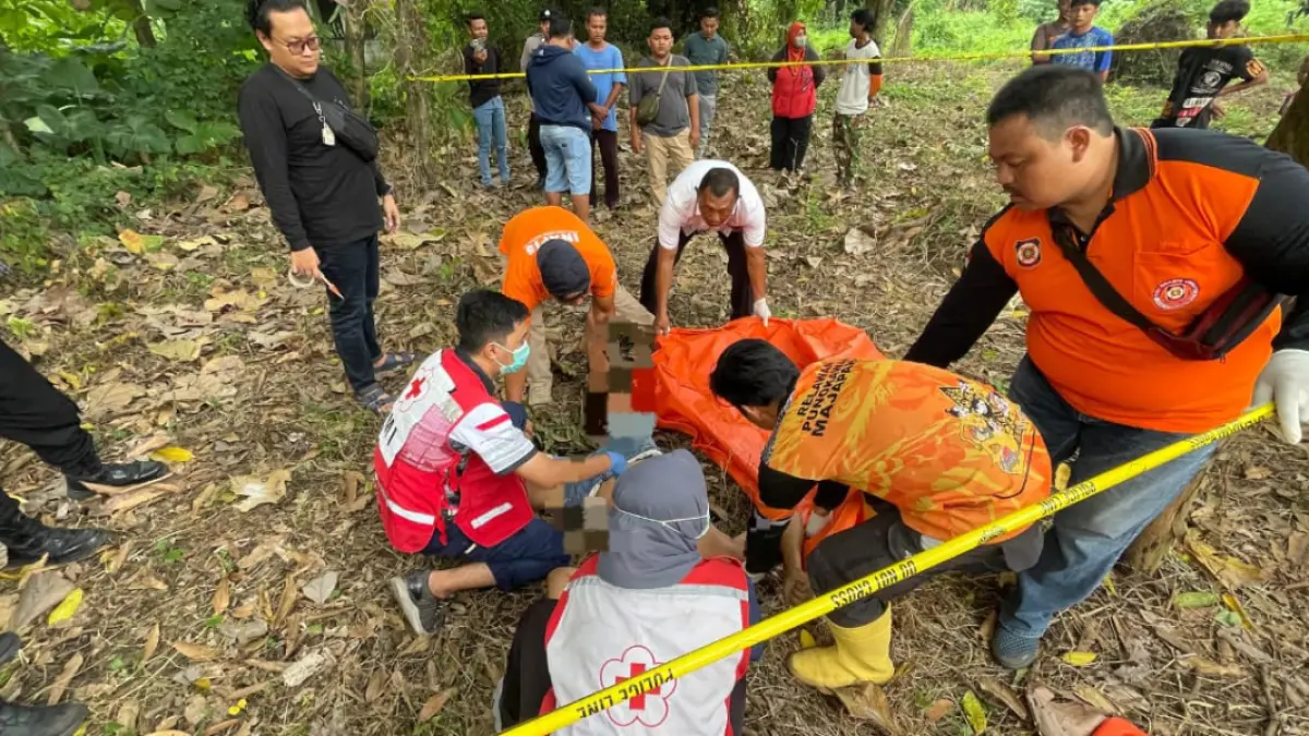 RIWAYAT PENYAKIT JANTUNG: Jasad korban supeltas dievakuasi petugas ke kamar jenazah RSUD RA Basoeni Kabupaten Mojokerto, Sabtu (4/4) sore. (Ok-ris/foto // vad)
