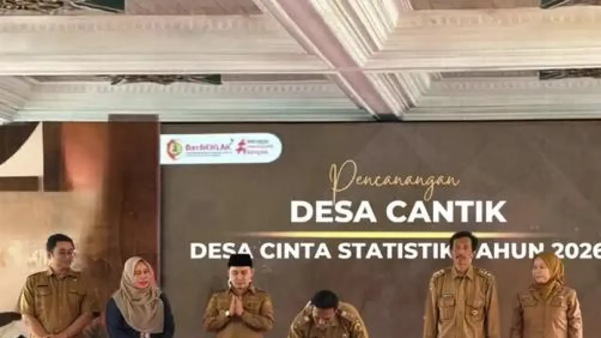 APRESIASI: Kades Padi Slamet Prayogi menunjukkan piagam penghargaan nominasi Desa Cantik tingkat nasional 2026.