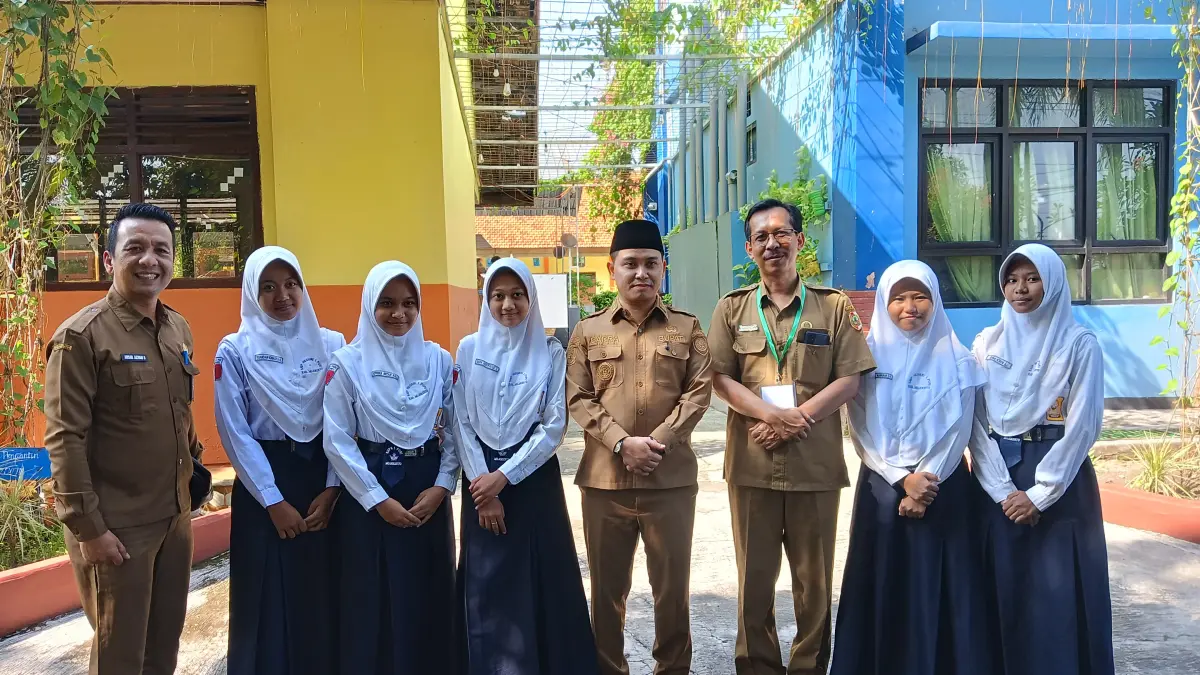 BERJALAN LANCAR:&nbsp;Para proktor TKA SMPN 1 Puri foto bersama Bupati Mojokerto Muhammad Albarraa usai pelaksanaan tes sesi pertama.