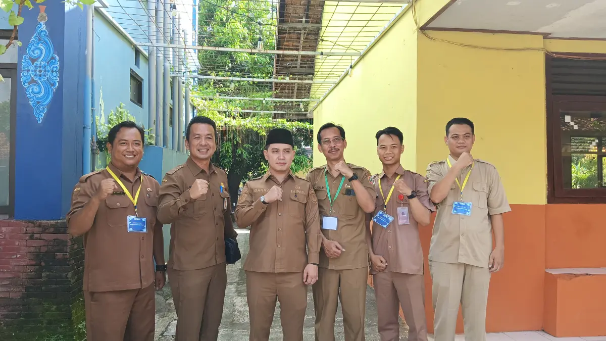 BERJALAN LANCAR:&nbsp;Para proktor TKA SMPN 1 Puri foto bersama Bupati Mojokerto Muhammad Albarraa usai pelaksanaan tes sesi pertama. 