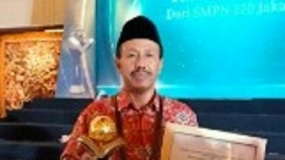 BERWAWASAN LINGKUNGAN: Kepala SMPN 1 Mojosari Subai saat meraih penghargaan Sekolah Adiwiyata Mandiri 2025, beberapa waktu lalu. 