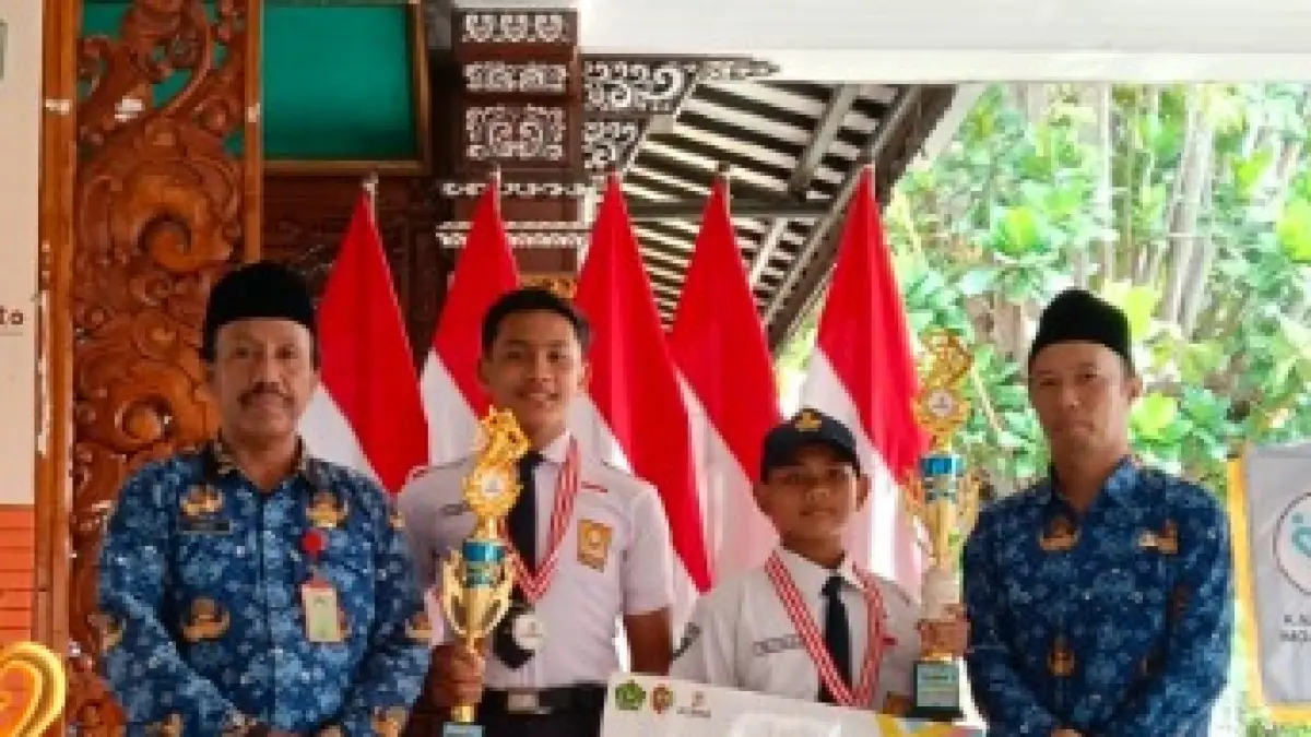 CENDEKIAWAN: Kepala SMPN 1 Mojosari Subai bersama siswa yang baru saja memperoleh prestasi bidang akademik.&nbsp;&nbsp;&nbsp;&nbsp;&nbsp;&nbsp;&nbsp;&nbsp;&nbsp;