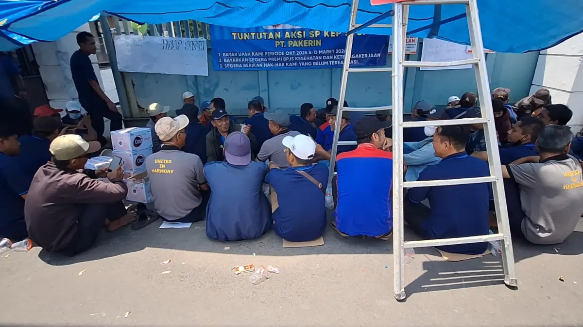 DIBLOKIR: Ratusan pekerja turun menggelar aksi demonstrasi di depan pintu gerbang PT Pakerin, Desa Bangun, Kecamatan Pungging, Kabupaten Mojokerto, kemarin (6/4) pagi. (Rizal JPRM)