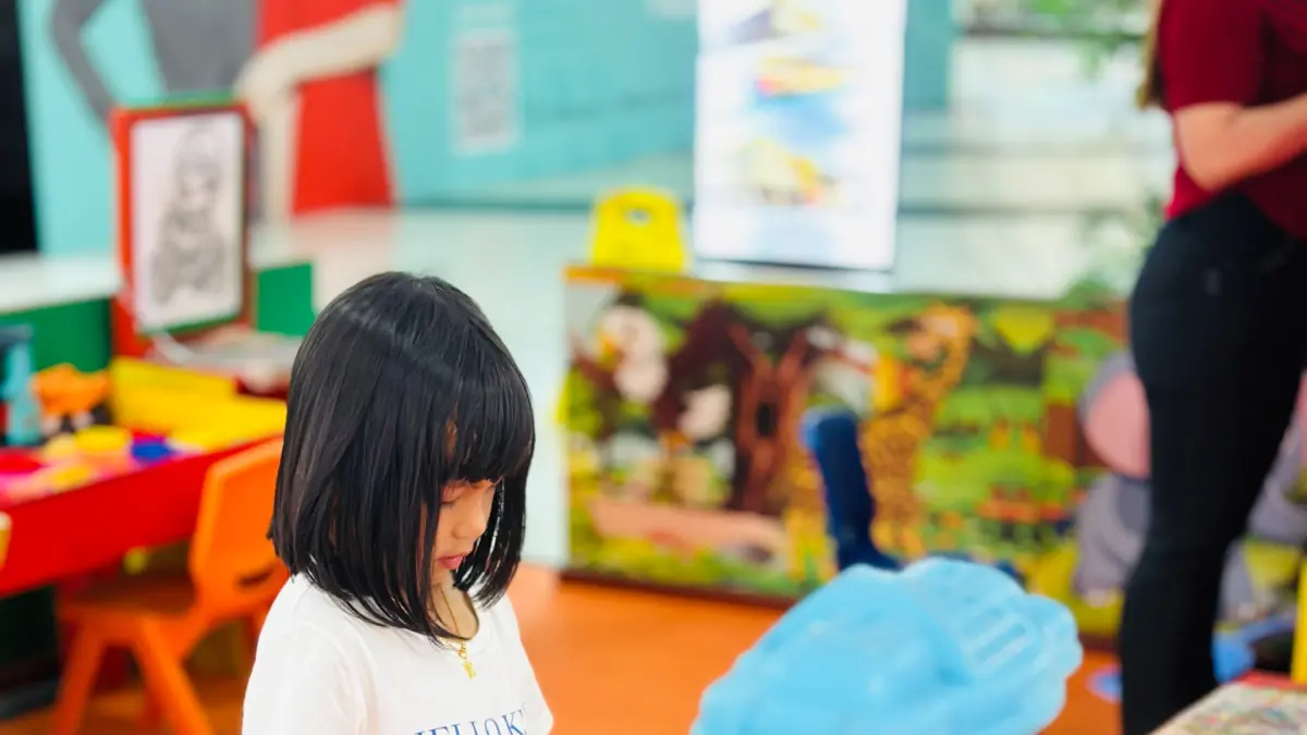 ENJOY: Seorang anak bermain pasir ala Shafaland di lantai 1 Sunrise Mall Mojokerto.