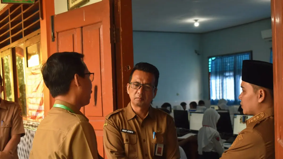 MEKANISME BARU:&nbsp;Bupati Mojokerto Muhammad Albarraa bersama Kepala Dispendik Amsar Azhari Siregar dan Kepala SMPN 1 Puri Nanang Wahyuningaji saat meninjau pelaksanaan TKA hari pertama, Senin (6/4). (Oce JPRM)