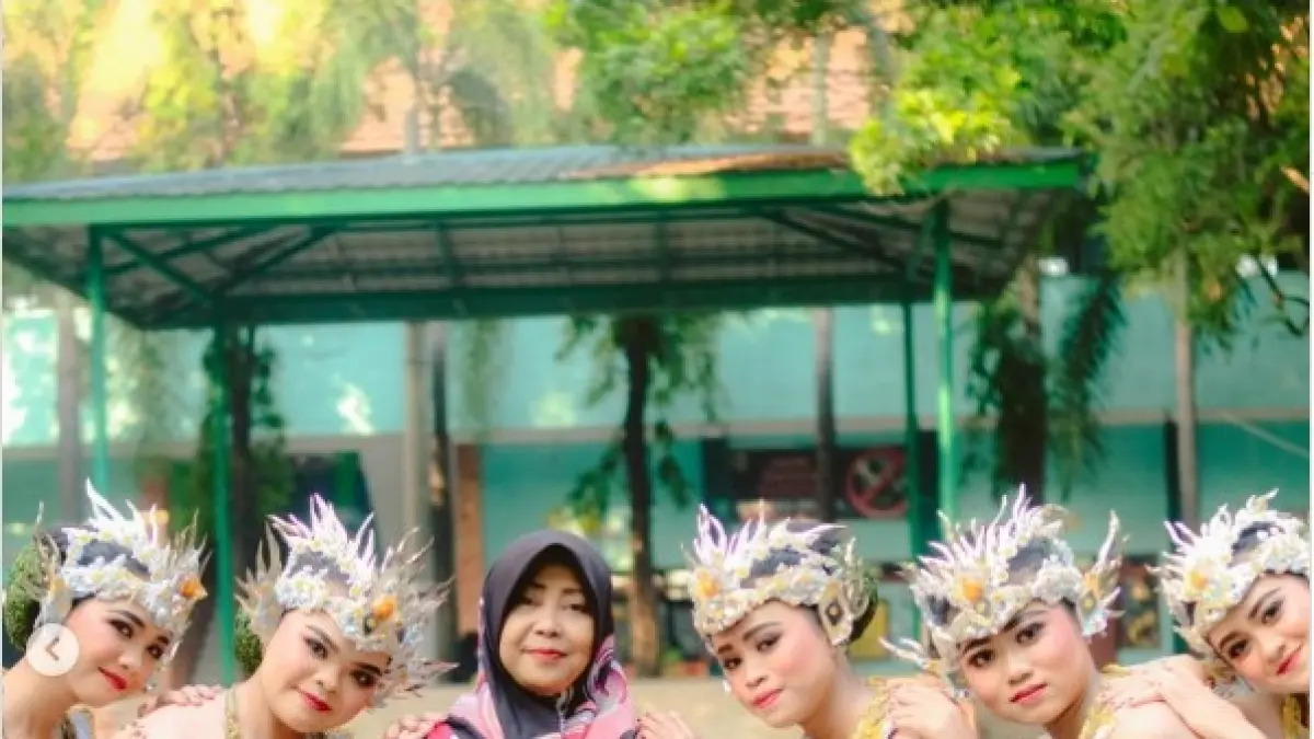 NONAKADEMIK: Tim ekstrakurikuler tari SMPN 1 Mojosari jadi juara 2 FLS3N 2025 tingkat Kabupaten Mojokerto.&nbsp;