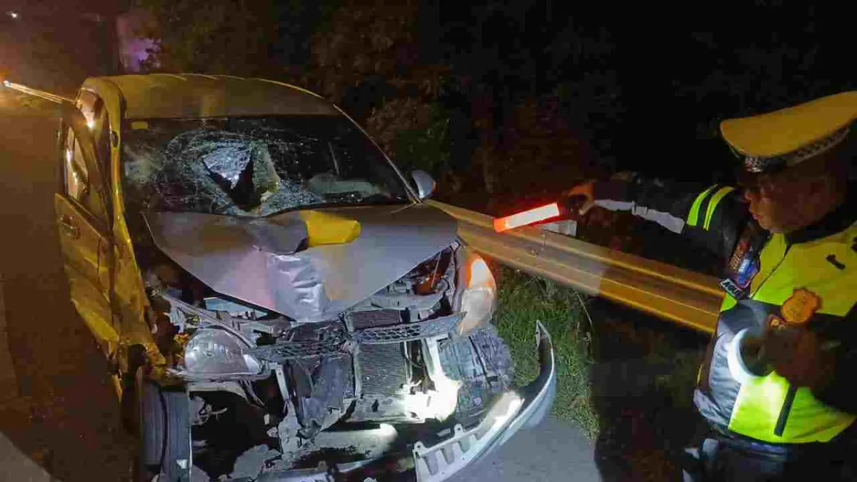 RINGSEK: Petugas PJR menunjukkan kondisi mobil Toyota Avanza yang ringsek usai menabrak korban, Senin (6/4) dini hari.