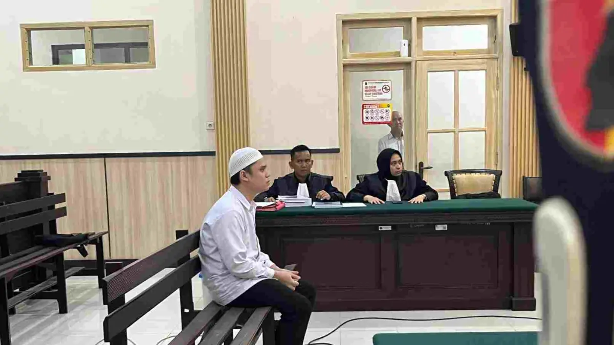TERDIAM: Alvi Maulana, terdakwa pembunuhan dan mutilasi Tiara Angelina Saraswati saat menjalani sidang tuntutan di Pengadilan Negeri Mojokerto, Senin (6/4).&nbsp;(Farisma JPRM) 