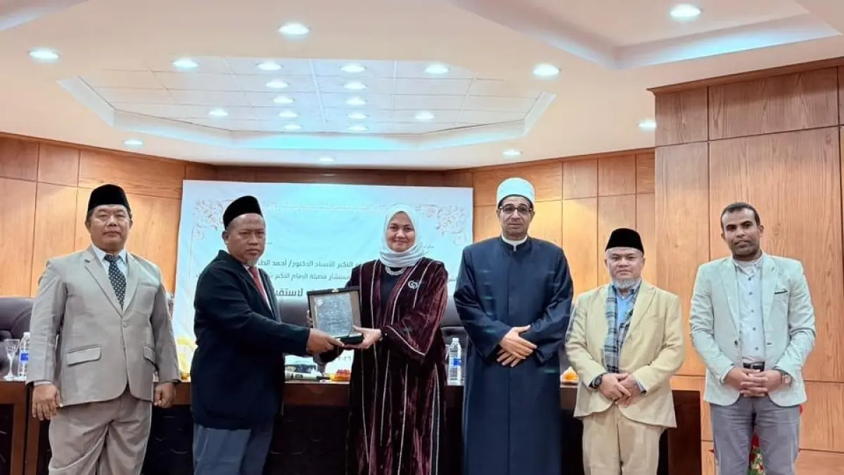KENANG-KENANGAN: Penyerahan cenderamata antara Direktur PPIC eLKISI, Dr. Fathur Rohman, dengan Kepala Markaz Tathwir Al-Azhar, Dr. Nahlah As-Shoidi, sebagai simbol penguatan kerja sama pendidikan di Kairo, Mesir, Senin (6/4).