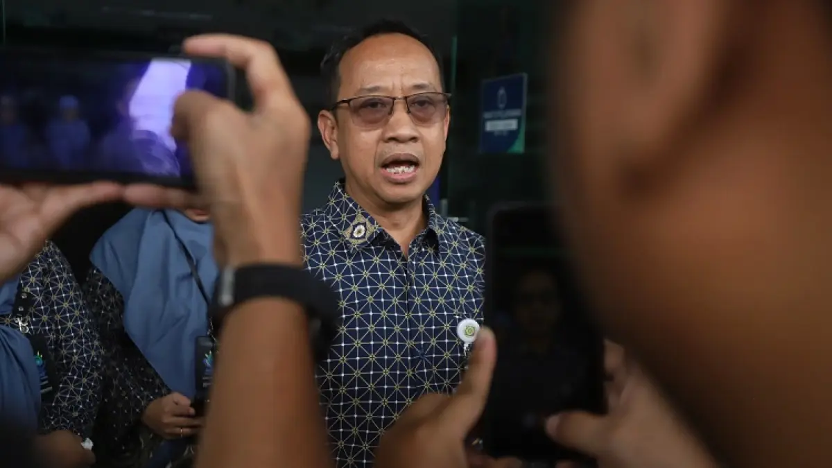 AKTIF KEMBALI: Kepala Cabang BPJS Kesehatan Mojokerto Titus Sri Hardianto memberikan keterangan pers usai aksi unjuk rasa. (Sofan JPRM)