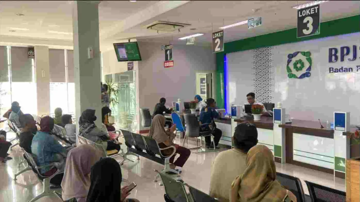 AKTIF: Suasana pelayanan di kantor BPJS Kesehatan Cabang Kota Mojokerto di Jalan Empunala, kemarin. (dok BPJS Kesehatan Cabang Kota Mojokerto for JPRM) 