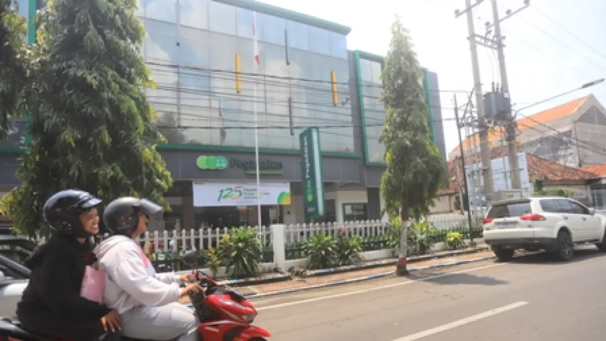 DALAM SOROTAN: Pengendara melintas di depan kantor PT Pegadaian Cabang Mojokerto, Jalan WR Supratman, Kota Mojokerto. Saat ini penyidik Kejari Kota Mojokerto tengah mengusut dugaan korupsi di lembaga non-bank milik BUMN tersebut. (Sofan JPRM)