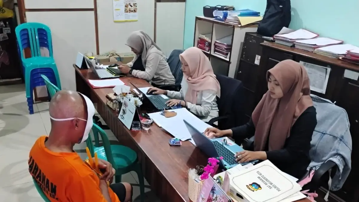 JADI PESAKITAN: EM diperiksa petugas Unit PPA Satreskrim Polres Mojokerto Kota setelah ditangkap di persembunyiannya, beberapa waktu lalu. (Martda JPRM)
