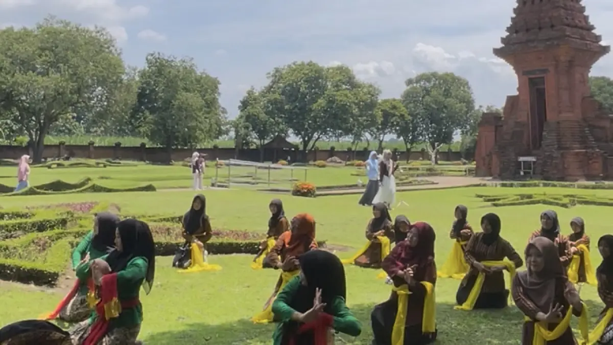 KENALKAN BUDAYA: Peserta didik dari SDN Banjarsari 2 diajari Tari Bedoyo Putri Mojosakti saat menggelar outing class di kawasan wisata sejarah Candi Bajang Ratu, Desa Temon, Kecamatan Trowulan. (Dori JPRM)