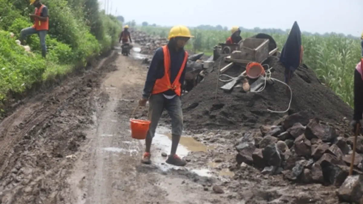PROGRAM PRIORITAS: Para pekerja mulai mengerjakan tembok penahan jalan di ruas Jalan Kepuhanyar-Ngimbangan, di Desa Leminggir, Kecamatan Mojosari. (Sofan JPRM)