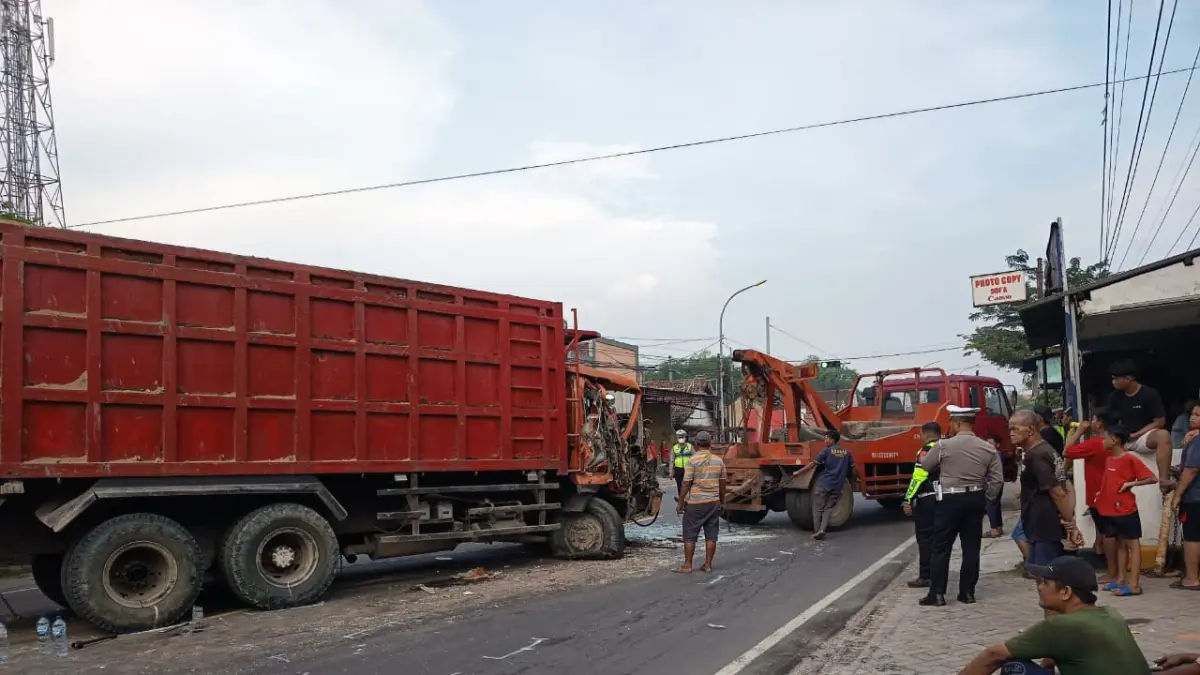 RINGSEK: Petugas Unit Gakkum Polres Mojokerto melakukan proses olah TKP dan evakuasi dump truk tronton yang terlibat dalam kecelakaan beruntun di Jalan Raya Bangsal, kemarin (7/4). 