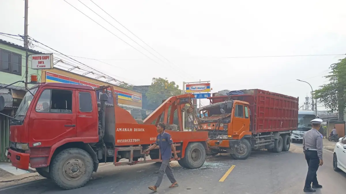 RINGSEK: Petugas Unit Gakkum Polres Mojokerto melakukan proses olah TKP dan evakuasi dump truk tronton yang terlibat dalam kecelakaan beruntun di Jalan Raya Bangsal, kemarin (7/4). (Rizal JPRM)