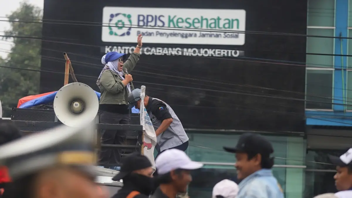 TUNTUT PENYELESAIAN: Ratusan buruh PT Pakerin meluruk kantor BPJS Kesehatan Cabang Mojokerto di Jalan Empunala, Kota Mojokerto, kemarin (7/4). (Sofan JPRM)