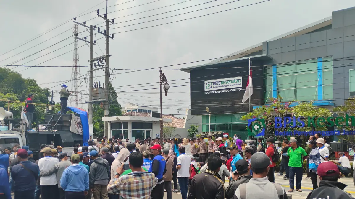 UNJUK RASA: Ratusan buruh PT Pakerin meluruk Kantor BPJS Kesehatan Cabang Mojokerto di Jalan Empunala, Kota Mojokerto, Selasa (7/4). (Martda JPRM) 