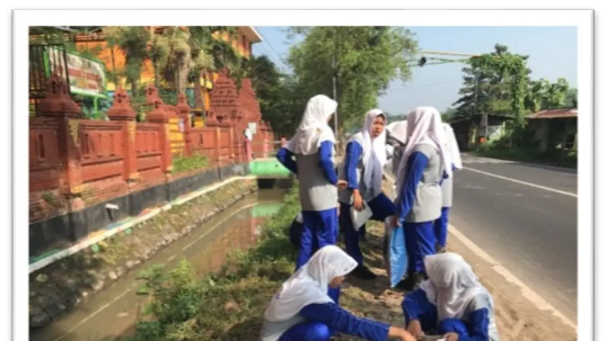 BERBUDAYA LINGKUNGAN:&nbsp;Siswa SMPN 2 Sooko menggelar kerja bakti bersama di lingkungan sekolah, sebagai bagian dari perwujudan Semanggi Spendaso. (Oce JPRM)