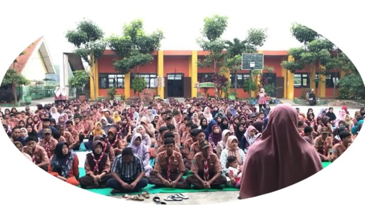 BERKARAKTER: Guru mendampingi siswa dalam kegiatan istighotsah yang rutin diselenggarakan. 