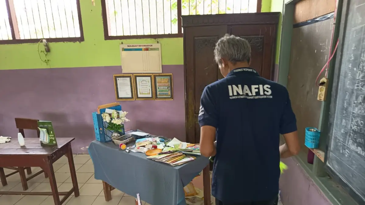 DISELIDIKI: Tim Inafis Satreskrim Polres Mojokerto melakukan olah TKP kasus pencurian di SDN Simbaringin, Kecamatan Kutorejo, kemarin (8/4). (Rizal JPRM)