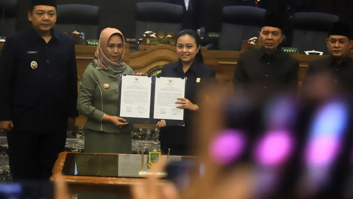 BERI CATATAN: Ketua DPRD Kota Mojokerto Ery Puwanti didampingi Wakil Ketua DPRD Hadi Prayitno dan Arie Hernowo menyerahkan dokumen berita acara Rekomendasi DPRD Kota Mojokerto atas LKPJ Wali Kota Mojokerto TA 2025 kepada Wali Kota Ika Puspitasari didampingi Wawali Kota Rachman Sidharta Arisandi di gedung DPRD kota, kemarin (8/4). (Sofan JPRM)