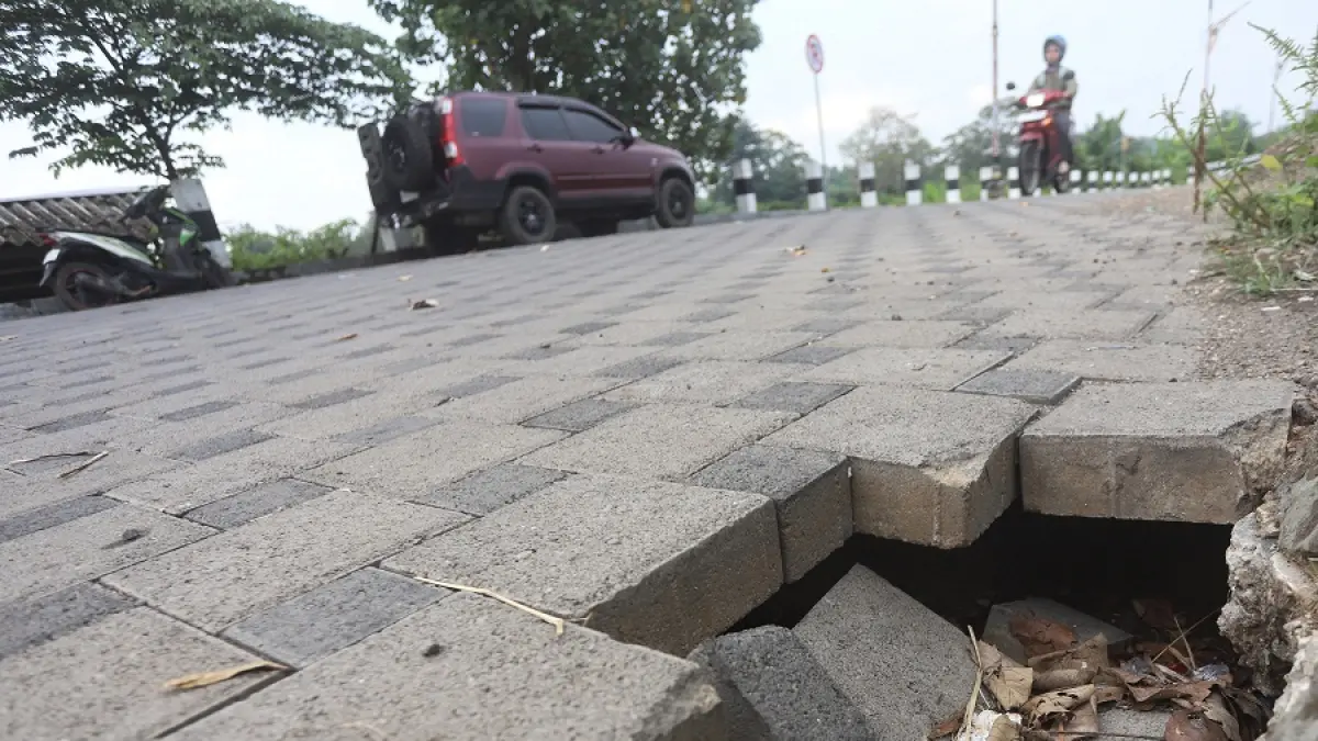 MENGANGA: Tampak lubang menganga di ruas jalan paving Ir Soekarno, Kecamatan Prajurit Kulon, Kota Mojokerto, Rabu (8/4). (Sofan JPRM)