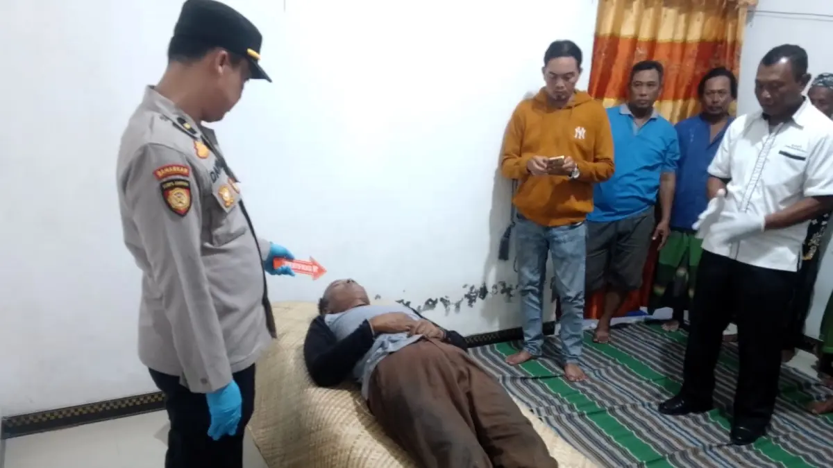 NAHAS:&nbsp;Petugas melakukan pemeriksaan luar pada jasad korban usai ditemukan tak bernyawa di areal persawahan Dusun Tegaron, Desa Jolotundo, Kecamatan Jetis, Selasa (7/4) sore. (Martda JPRM)
