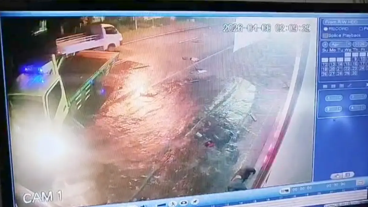 NIHIL KORBAN:&nbsp;Kecelakaan adu moncong antartruk di Jalan Raya Dusun Kemantren Wetan, Desa Terusan, Kecamatan Gedeg, Rabu (8/4) dini hari terekam CCTV. (dok tangkapan layar CCTV)