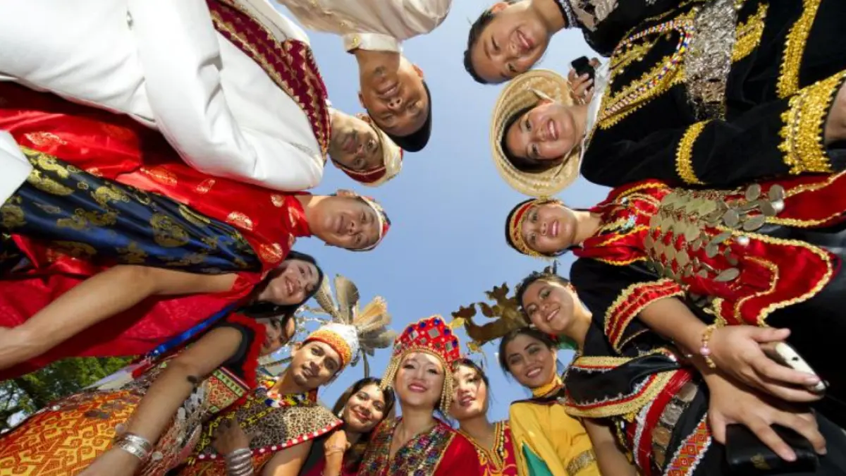 Nilai kebersamaan juga tercermin dalam budaya musyawarah.
