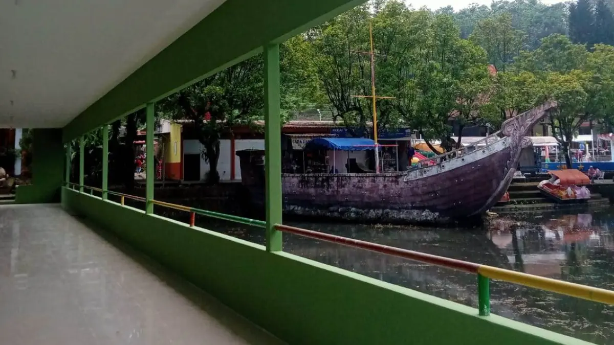 PENATAAN: Disbudporapar Kabupaten Mojokerto renovasi foodcourt sebagai penataan pelaku UMKM di kawasan Ubalan Waterpark, Kecamatan Pacet. (Dori JPRM)
