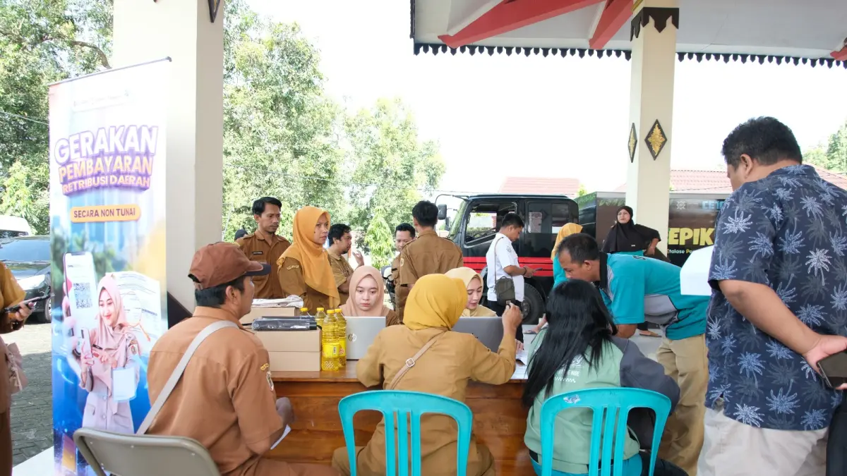 PERMUDAH LAYANAN: Bapenda Kabupaten Mojokerto berkolaborasi dengan Bapenda Jatim melakukan aksi pelayanan jemput bola di Pendapa Kecamatan Gedeg beberapa waktu lalu. (Dori JPRM)