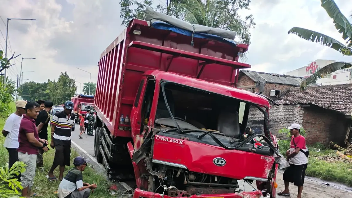 RUSAK PARAH: Dump truk nopol L 8469 UDD ringsek usai terlibat kecelakaan karambol di Jalan Raya Desa Mlirip, Kecamatan Jetis, Kabupaten Mojokerto, kemarin (8/4) siang. (Martda JPRM)