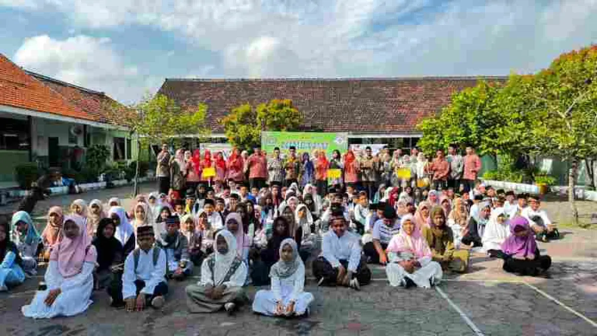 AKTUALISASI: Ratusan siswa madrasah Kecamatan Mojosari, Kabupaten Mojokerto dalam PENTAS PAI, Kamis (9/4). (Basuki JPRM) 