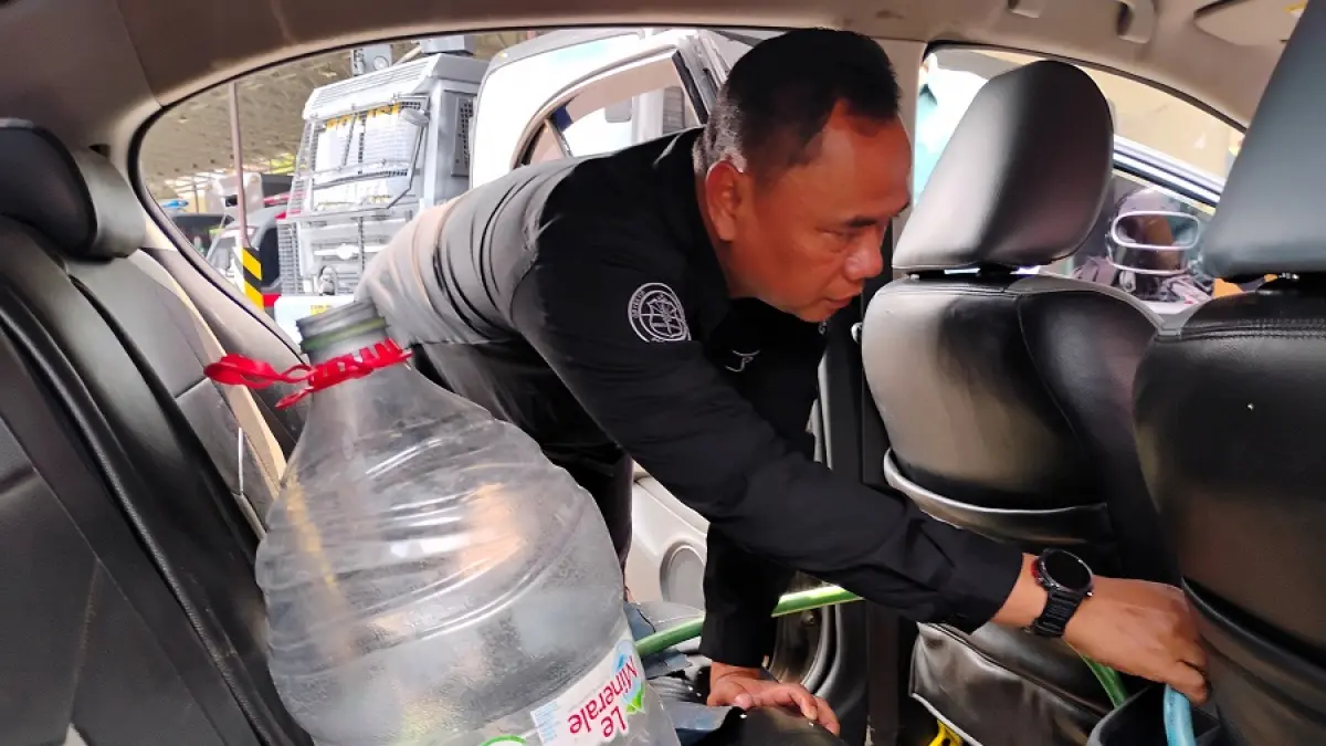 BARANG BUKTI: Mobil modifikasi milik tersangka berikut sejumlah galon berisi BBM pertalite kini diamankan petugas di Mapolres Mojokerto Kota. (Martda JPRM)