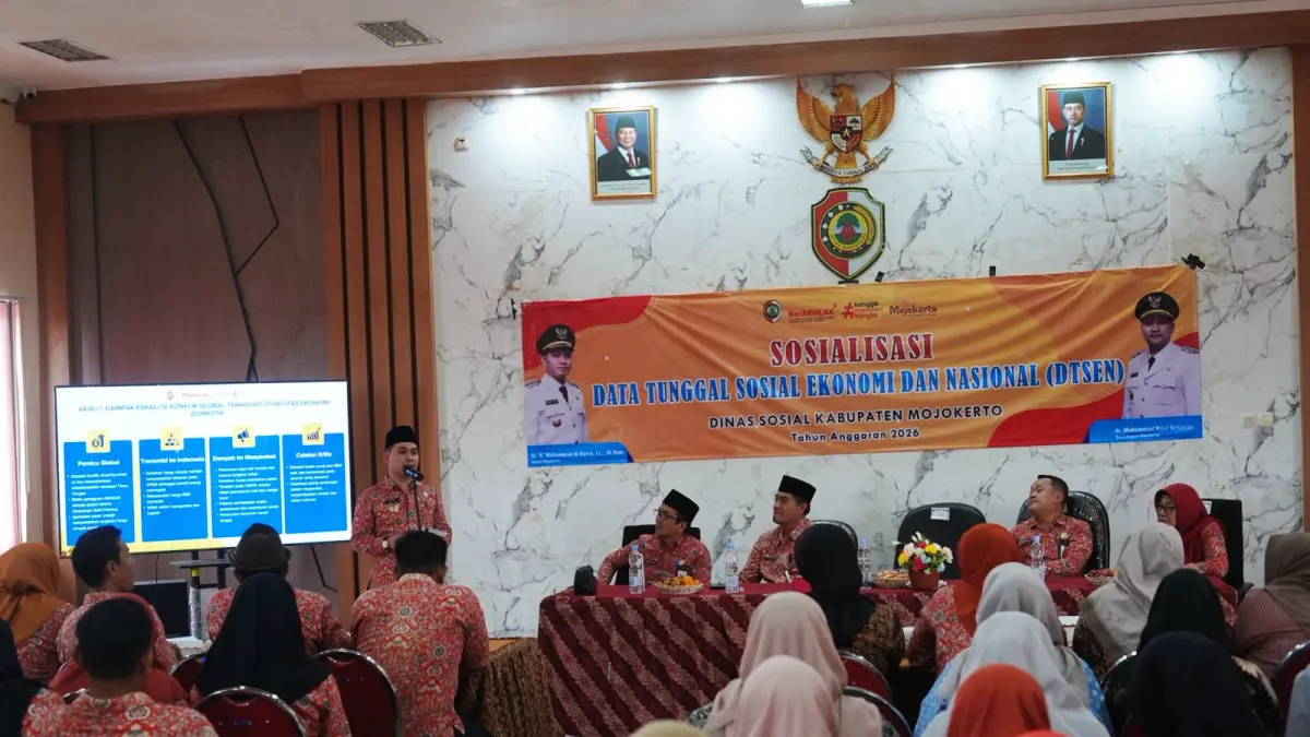 BERI PENEKANAN: Bupati Mojokerto Muhammad Albarraa memberi arahan kepada para operator SIKS-NG desa agar bantuan tepat sasaran sebagaimana DTSEN. (Dori JPRM)