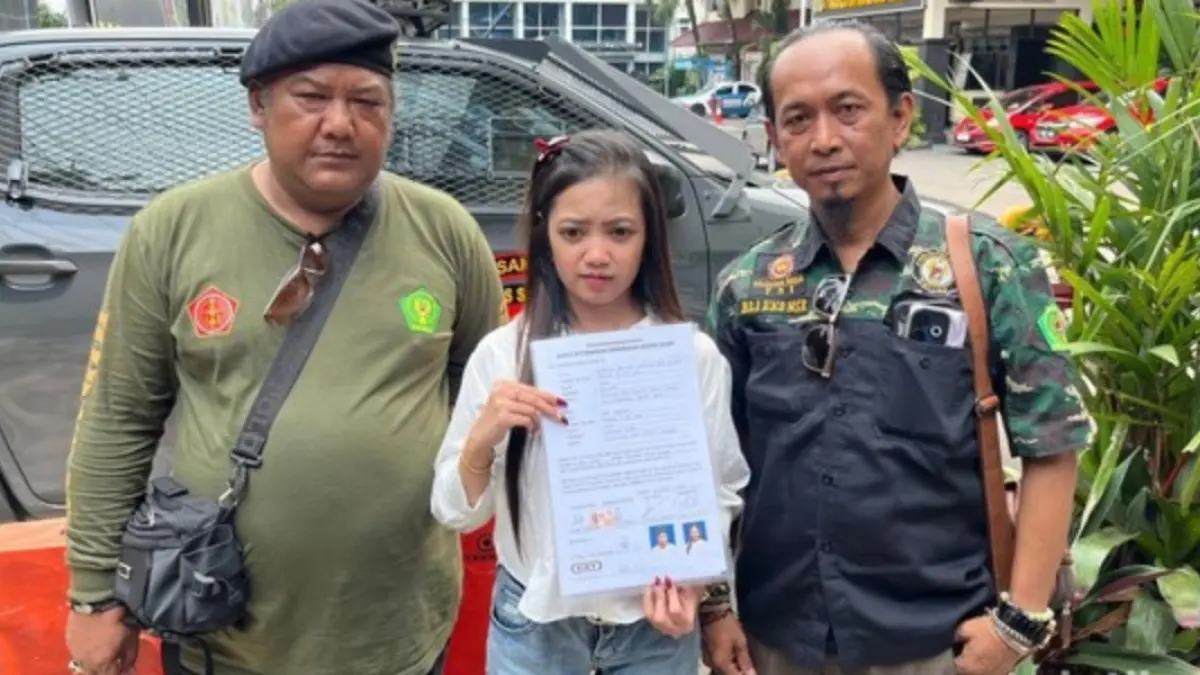 IA didampingi saudara melaporkan aduan ke Polresta Malang Kota.(Foto: Muhammad Aminudin/detikJatim)