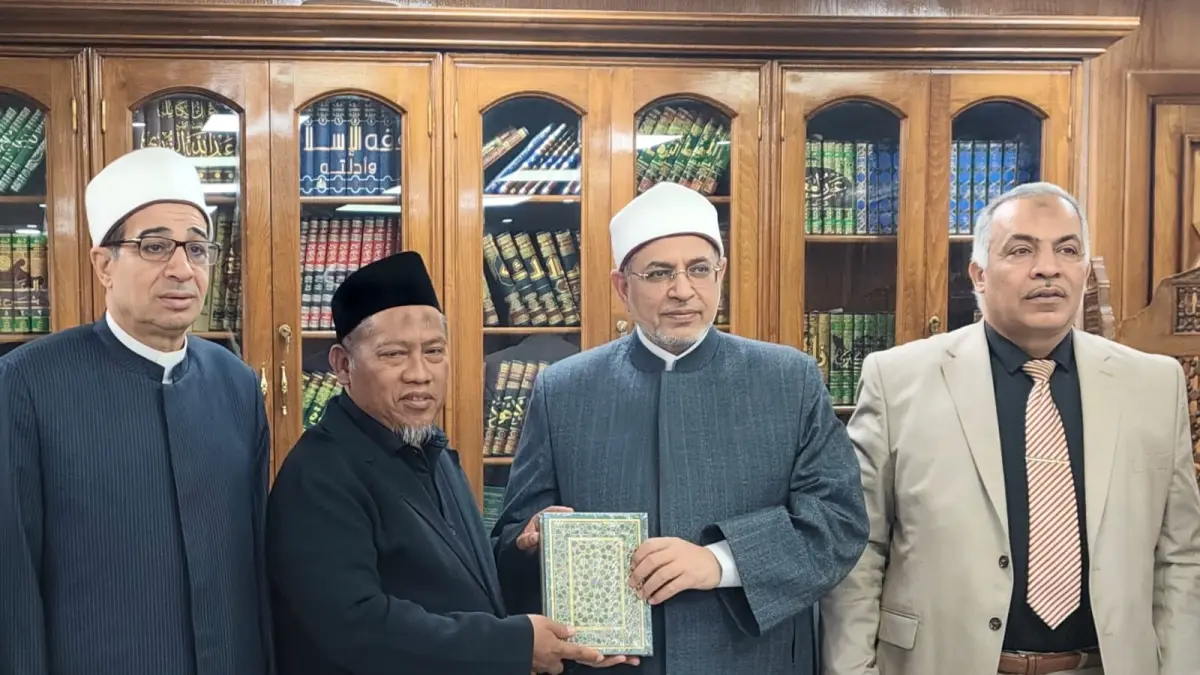  KERJA SAMA : Dalam suasana penuh kehangatan dan nuansa ilmiah, rombongan Ma’had eLKISI melaksanakan kunjungan silaturahmi strategis ke kantor Rektor Universitas Al-Azhar. 